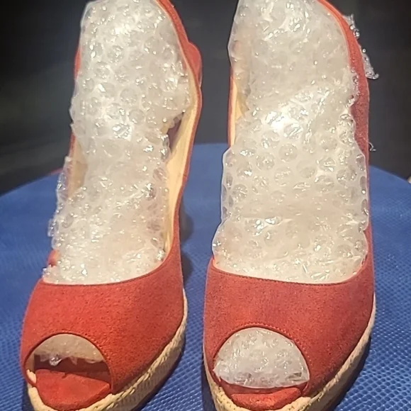 Christian Louboutin heels Sz 38.(#1387)red suede w/ 4.75" heel and 1" platform. - Picture 14 of 17